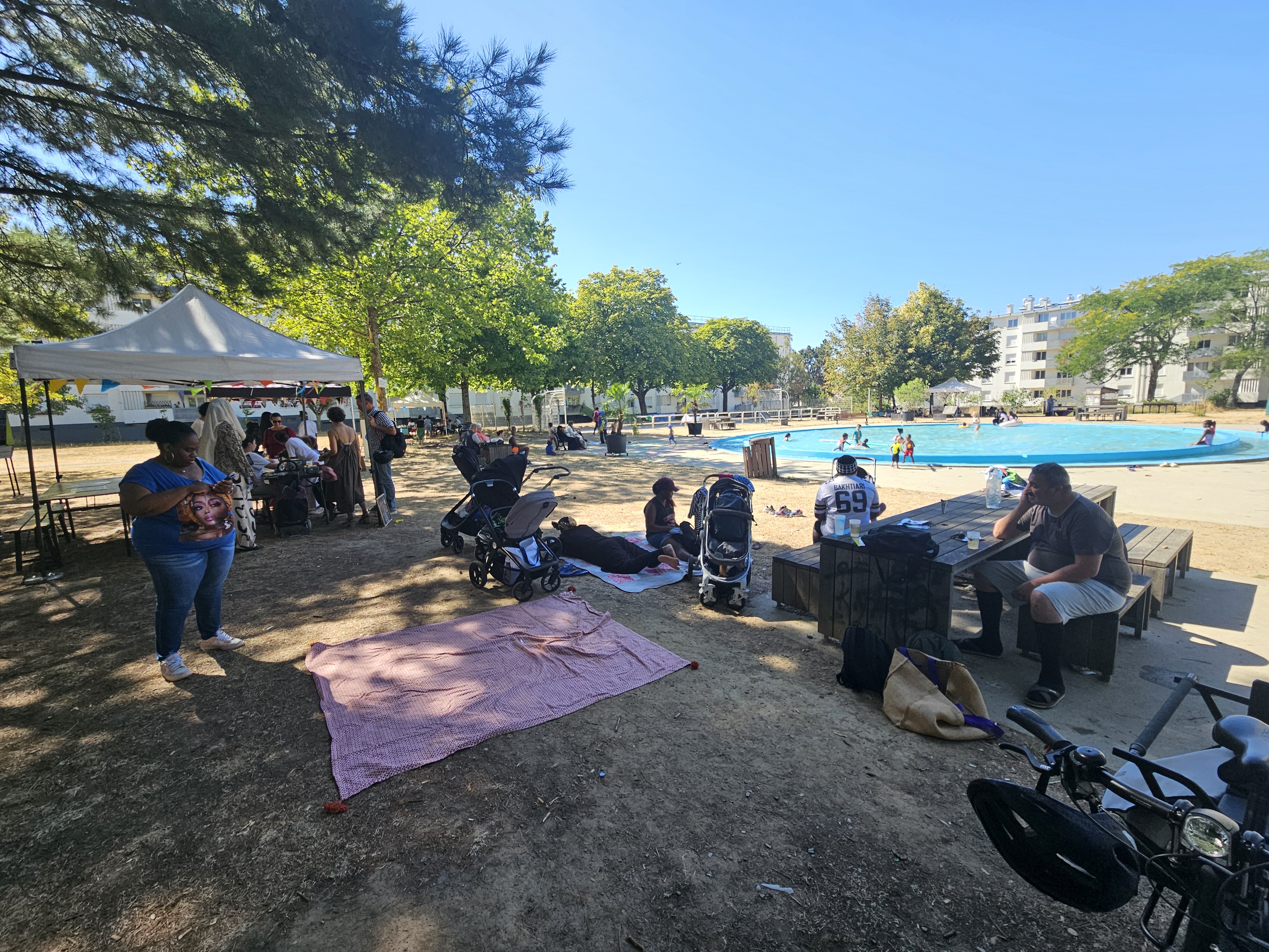 A summer afternoon neighbourhood activity by the paddling pool in Nantes