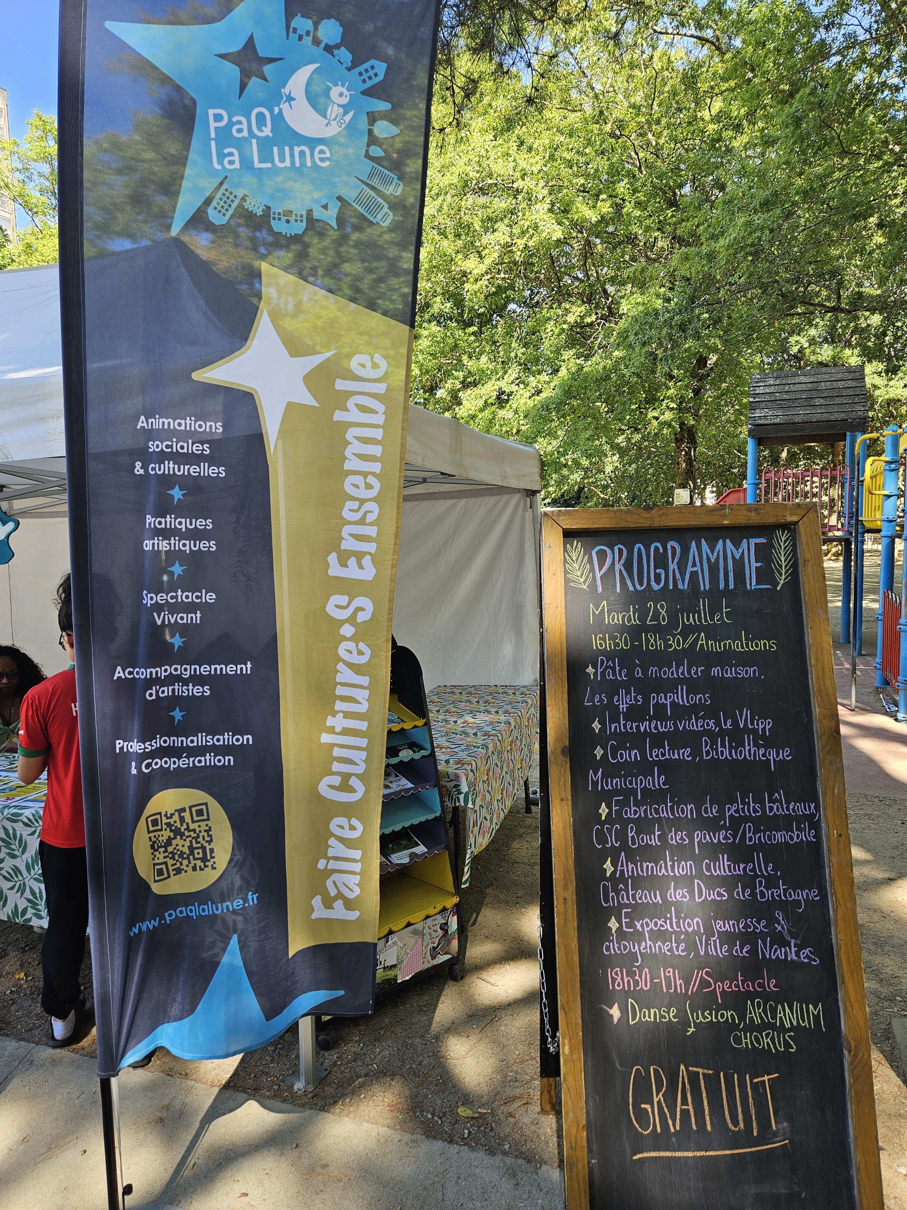 PaQ'la Lune's stand at a neighbourhood event in Nantes: the "Faire Culture·s Ensemble" banner and the programme for the day